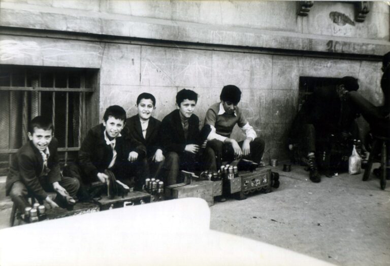 Shoe Painter Chidren, 1975