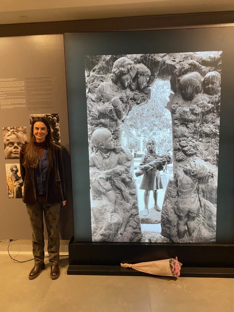 Cumhuriyetin Sanatçı Ailesi “Işık Senfonisi” Sergisi, Oylum Öktem İşözen